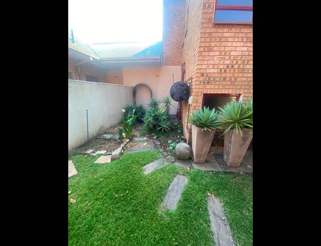 3 BEDROOM TOWNHOUSE FOR SALE IN CLUBVILLE